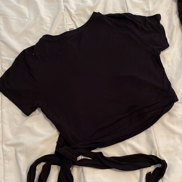 3 various crop tops - Picture 2 of 6